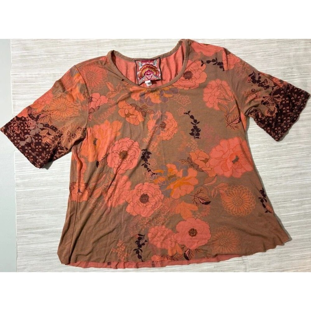 Johnny was medium floral short sleeve top